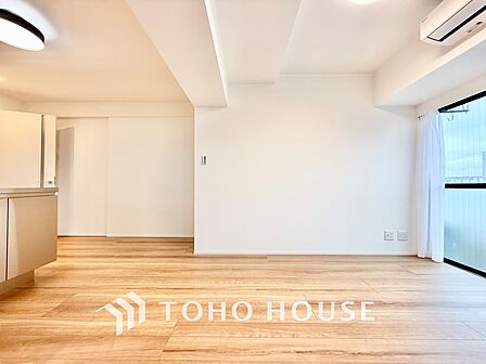 ◆今宵の食卓◆ダウンライトに反射するグラスを眺めながらワインを注ぐ。トクトクと心地いい音をさせながら、フランスの古城を思わせる薫りがたちこめ、とても幸せな時を過ごせる。