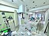 リビング/ダイニング：【改装中】居心地のいい暮らしには欠かせない眩い採光。ゆったりとした幅の窓からこの空間に降り注ぐ採光が絶えない。明るいリビングこそ居心地のいい暮らしが待っているのだと思う。