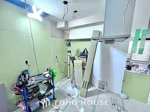 【改装中】手元の収納から、足元の収納までが全てスライド式で、奥のスペースまで有効に活用できます。奥まで上から見渡せるので、たまにしか使わない調理器具もサッと取出せます。