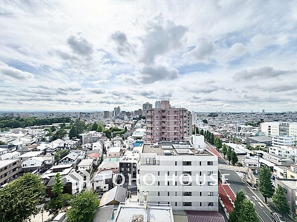 高層階ならではの開放感あふれる眺望。視界を遮る建物が少なく、遠くまで広がる街並みと大きな空を日常の景色として楽しめます。