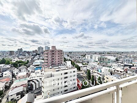 空の広がりを存分に感じられる贅沢な眺望。昼は開放的な街並み、夜はきらめく夜景を楽しめる高層階住戸ならではの魅力があります。