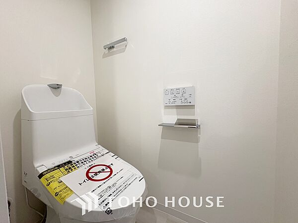【toilet】トイレットペーパーの使用回数を減らせることです。 シャワートイレを使用すれば、洗浄して汚れを落とすことができるため、トイレットペーパーの使用を最小限にとどめることができます。