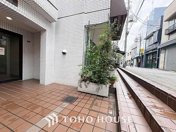 ◆木漏れ日◆の様な採光が優しく足元を照らし、心地いい暮らしの道しるべを写し出す。この空間で過ごす家族との語らいの時間がとても素敵で幸せを感じるかもしれない。【Holiday of a home】