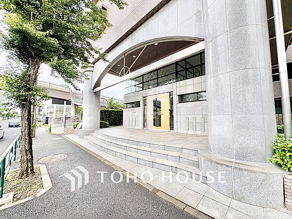 【安心のフラットアプローチ】ゆとりある歩道に面した気品ある佇まいゆったりとした歩道に面しており、小さなお子様連れでも安心。高級感ある石貼りのアーチが毎日の送り迎えや帰宅の時間を優雅に彩ります。