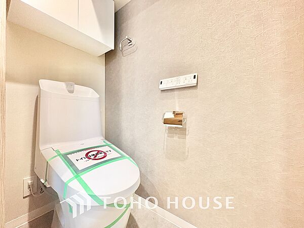 【RESTROOM】◆清潔感ある空間◆ホワイト調のクロスと温もり溢れるモダンカラーの床材が見事に調和した本邸宅は、毎日の生活を少しでも快適に過ごして頂ける様に落ち着いた雰囲気作りから行っています。