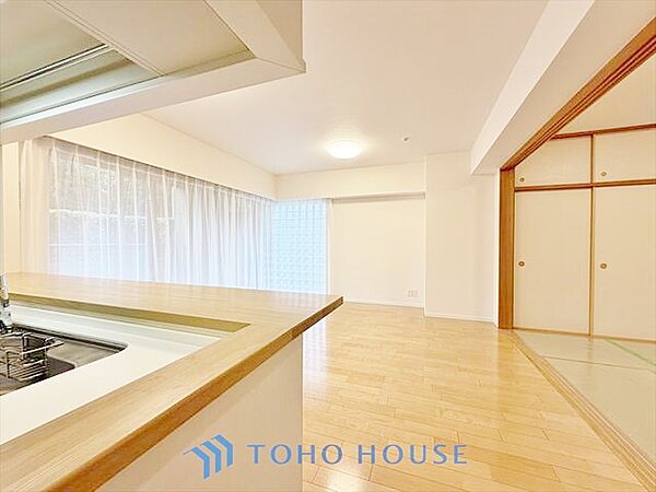 ◆窓を開けると◆冷涼な風、そよぐリビング。だんらんの場所はここから始まり、ここで終わる。家族の笑顔が集う素敵な場所だから、こだわり抜いた思いが詰まっているのだと思う。
