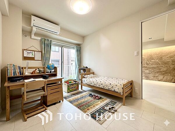 ※生成AIによるイメージです。家具・小物は販売価格に含まれません。【PRIVATE ROOM】◆属毛離裏◆子は父を手本とし、母に愛育されて成長する。家族の深い繋がり。いつまでも大切にしたい。