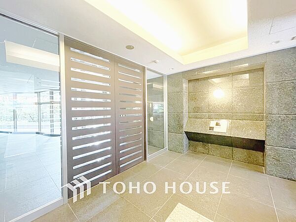 【ENTRANCE】◆家族◆家で家族と過ごす時間は限られている。帰りを待つ家族の元へと急ぐときの弾む思い。そんな思いを引き立てる邸宅。