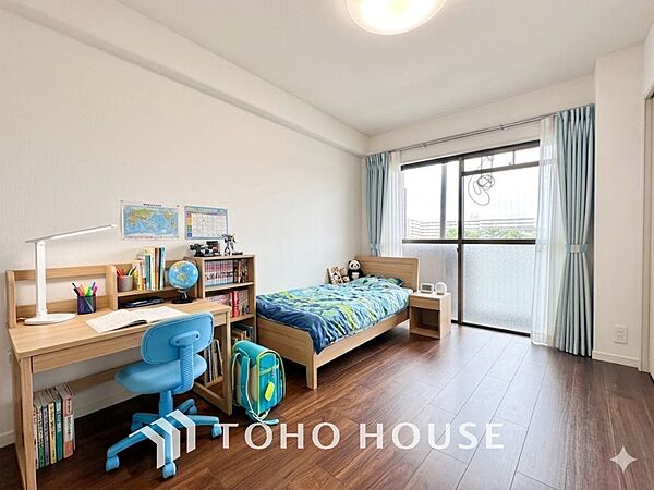 ※生成AIによるイメージです。家具・小物は販売価格に含まれません。【PRIVATE ROOM】◆属毛離裏◆子は父を手本とし、母に愛育されて成長する。家族の深い繋がり。いつまでも大切にしたい。