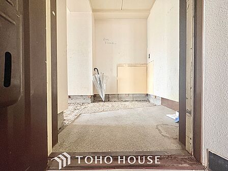 【ENTRANCE】◆家族◆家で家族と過ごす時間は限られている。帰りを待つ家族の元へと急ぐときの弾む思い。そんな思いを引き立てる邸宅。
