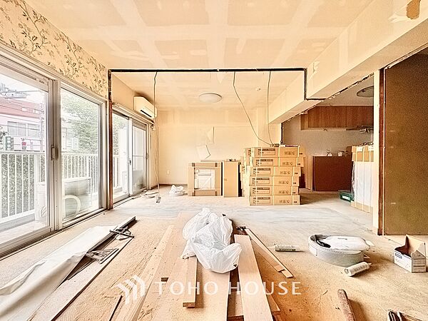 ここはみんなが集い、食事と楽しい会話が始まる場所。話に夢中になりすぎて、ついつい時を忘れ、夜半過ぎになってしまう。そんな束の間の幸せを感じさせてくれます。