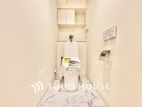 ◆トイレ◆トイレも全て新品に交換されており、清々しく新生活を始めることができます。白基調の清潔感のある空間に生まれ変わりました。