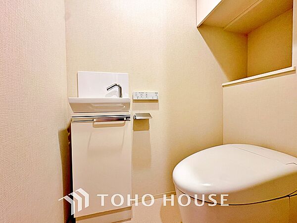 清潔感あるホワイト調のクロスと温もり溢れるモダンカラーの床材が見事に調和した本邸宅は、毎日の生活を少しでも快適に過ごして頂ける様に落ち着いた雰囲気作りから行っています。