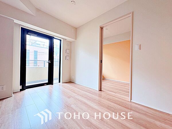ここはみんなが集い、食事と楽しい会話が始まる場所。話に夢中になりすぎて、ついつい時を忘れ、夜半過ぎになってしまう。そんな束の間の幸せを感じさせてくれます。