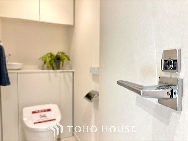 清潔感あるホワイト調のクロスと温もり溢れるモダンカラーの床材が見事に調和した本邸宅は、毎日の生活を少しでも快適に過ごして頂ける様に落ち着いた雰囲気作りから行っています。