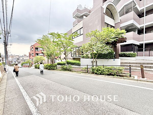 ◆木漏れ日◆の様な採光が優しく足元を照らし、心地いい暮らしの道しるべを写し出す。この空間で過ごす家族との語らいの時間がとても素敵で幸せを感じるかもしれない。