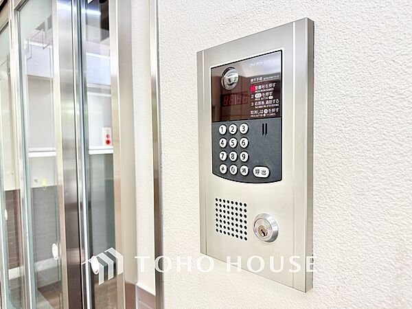 ◆今宵の食卓◆ダウンライトに反射するグラスを眺めながらワインを注ぐ。トクトクと心地いい音をさせながら、フランスの古城を思わせる薫りがたちこめ、とても幸せな時を過ごせる。