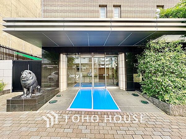 澄み切った空に映える外観。デザイン性の高さと新築のような清潔感。こんなマンションで毎日を生きて行きたい。