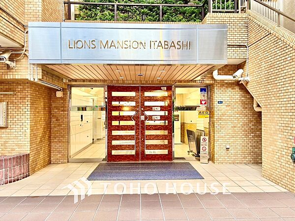 澄み切った空に映える外観。デザイン性の高さと新築のような清潔感。こんなマンションで毎日を生きて行きたい。