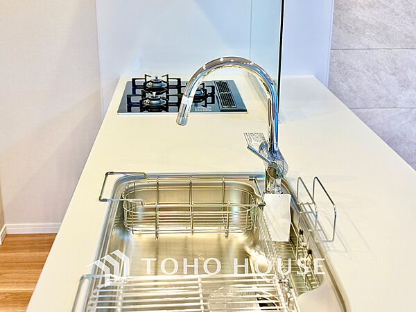 浄水器内蔵・可動式のシャワーヘッド。水はねや大きな洗い物も計算したシンク。システムキッチンは家事をずっと楽にしてくれる。