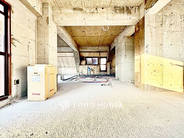 ◆色彩◆この空間に放たれた光は華美なまでに演出されたデザイン。流れる時をより芳醇なコーヒーの様な色彩奏でるアダージョ。そして情景豊かな作品のような暮らしがイメージできる。