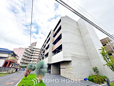外観：【Exterior】街並みに溶け込みながらも、確かな存在感。落ち着いた佇まいが、帰るたびに安心を与えてくれます。永く愛される外観デザインです。