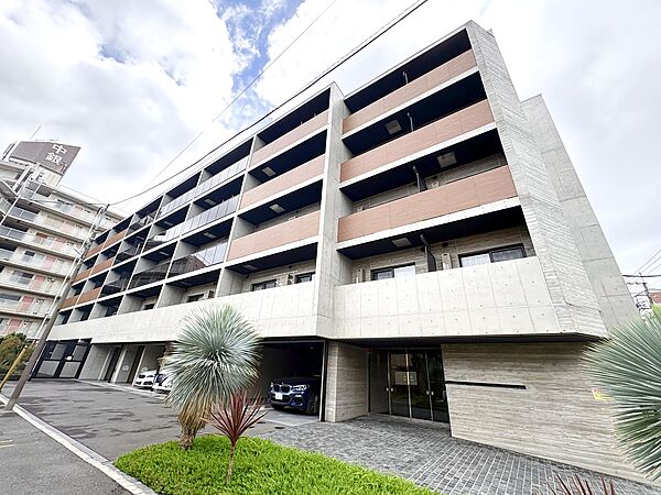 【Exterior】整ったフォルムが印象的な佇まい。シンプルだからこそ美しい設計。街と調和する住まいです。