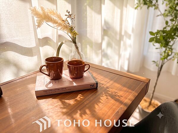 大きく開け放たれた壮大な景色。都内にいることを忘れさせてくれる自然豊かな分譲地。風がそよぎ、青空が歌い、太陽が微笑んでくれる幸せな住まい。