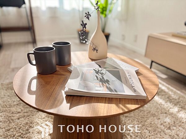 喧噪から離れ広々した寝室でゆったりと過ごす。そんな寛いだ休日もあっていい。だって『何もしない時を楽しむ』そんな贅沢な時間を愛する