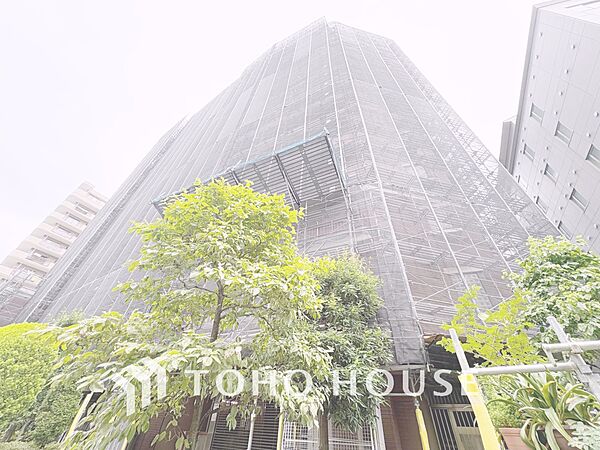 【ENTRANCE】◆家族◆家で家族と過ごす時間は限られている。帰りを待つ家族の元へと急ぐときの弾む思い。そんな思いを引き立てる邸宅。