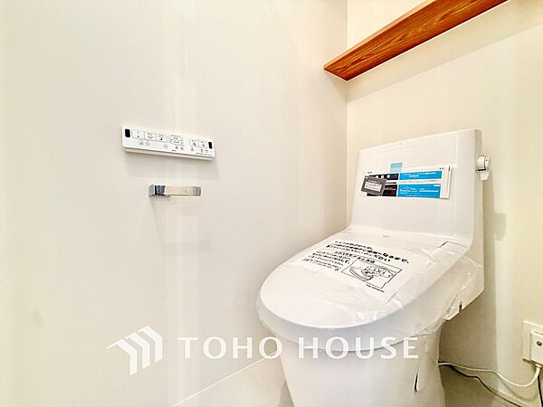 ◆トイレ◆トイレも全て新品に交換されており、清々しく新生活を始めることができます。白基調の清潔感のある空間に生まれ変わりました。