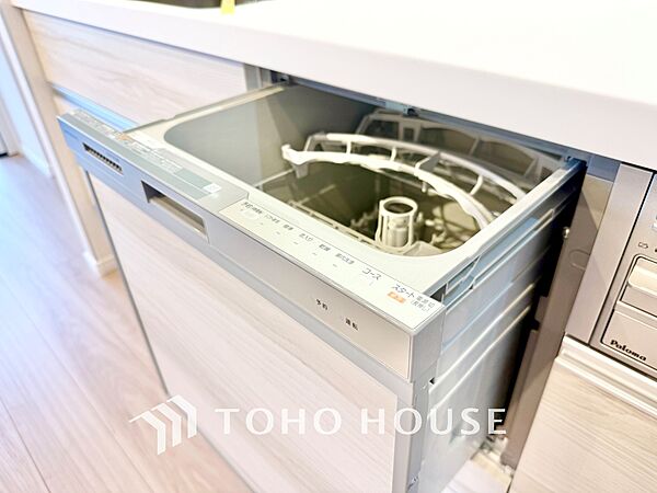 ◆キッチン◆美味しい料理を作りたくなるような気持にさせてくれる、腕を振るえる自慢のスペース。見上げると柔らかなダウンライトが包み込み、彩りを添えます。艶と光沢のある居心地の良いわが家のキッチン。