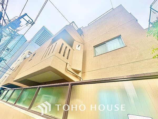 ◆サンサンと◆差し込む太陽の光がこのリビングに笑いをもたらす。ソファの上のクッションがポカポカした暖気にぬくぬくと微睡んでいる。