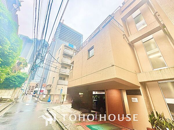 ここはみんなが集い、食事と楽しい会話が始まる場所。話に夢中になりすぎて、ついつい時を忘れ、夜半過ぎになってしまう。そんな束の間の幸せを感じさせてくれます。