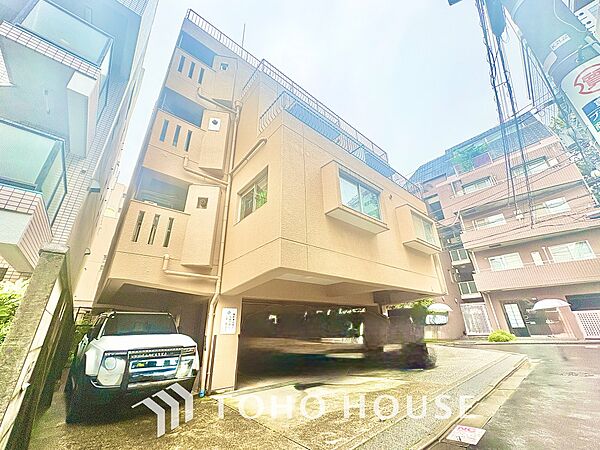 風の通り道。舞い込んでくる風が優しく躍り、室内に爽やかな空気を運んでくる。そこに季節の息吹を感じて、いまがどんな季節なのかを実感する。