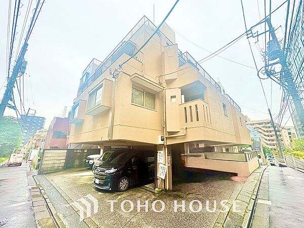 気持ちの良い朝をつくりだし、夕方には笑顔を取り戻させてくれるミラー。パウダールームはいつでも本来の自分を取り戻せる空間。明るく仕上げてあります。
