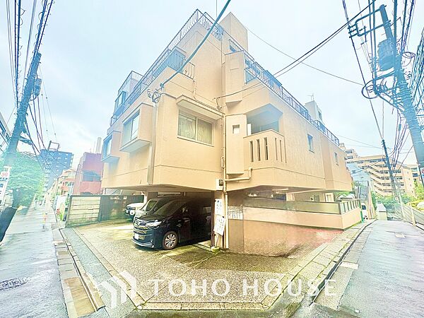 【浴室】《一日の疲れを落としてくれる場所は、落ち着く場所でなければならない》　高級感溢れるカラーと大きさ・柔らかな曲線で構成された半身浴も楽しめるバスタブが心地よさをもたらします。