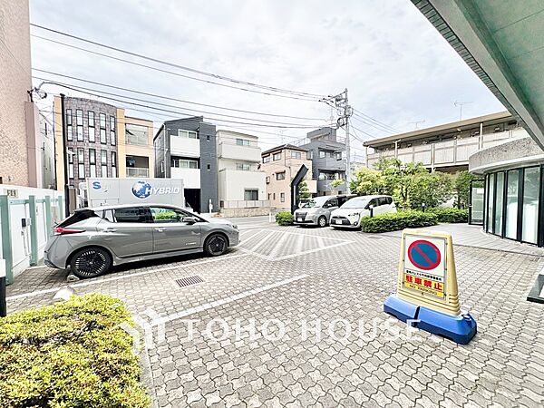 ◆今宵の食卓◆ダウンライトに反射するグラスを眺めながらワインを注ぐ。トクトクと心地いい音をさせながら、フランスの古城を思わせる薫りがたちこめ、とても幸せな時を過ごせる。