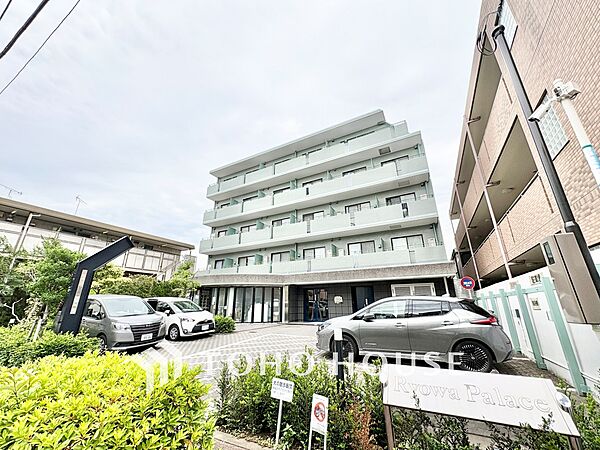 ◆共有空間◆些細な事でほっぺを膨らまして怒る君。それでも僕達はこれからも一緒だよ。喧嘩をしても離れたくないから一つはさんだ同じ場所にいる。分かるよ。そこに君が
