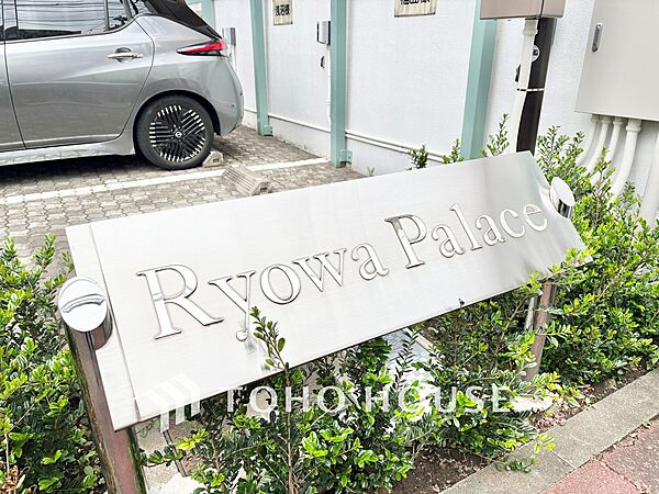 ◆木漏れ日◆の様な採光が優しく足元を照らし、心地いい暮らしの道しるべを写し出す。この空間で過ごす家族との語らいの時間がとても素敵で幸せを感じるかもしれない。