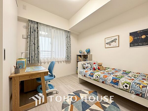 ※生成AIによるイメージです。家具・小物は販売価格に含まれません。【PRIVATE ROOM】◆属毛離裏◆子は父を手本とし、母に愛育されて成長する。家族の深い繋がり。いつまでも大切にしたい。