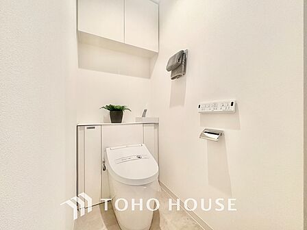 【RESTROOM】ホワイト調のクロスと温もり溢れるモダンカラーの床材が見事に調和した本邸宅は、毎日の生活を少しでも快適に過ごして頂ける様に落ち着いた雰囲気作りから行っています。