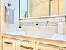 洗面：【Wash basin】十分な大きさの洗面台は収納力大。身だしなみチェックや歯磨きなど、朝の慌ただしい時間でも余裕とゆとりを感じられる。
