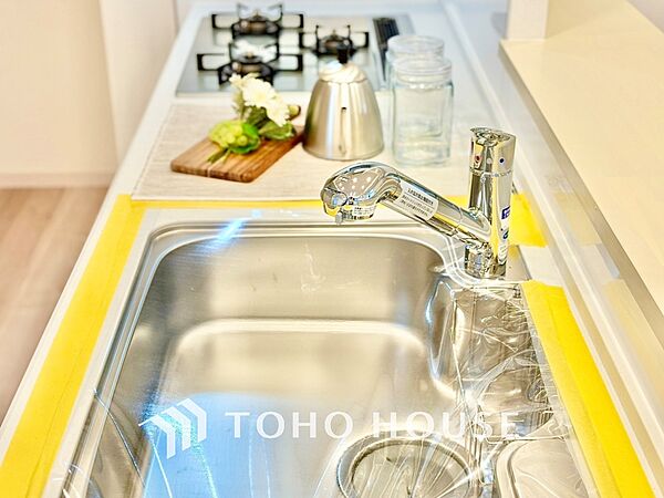 浄水器内蔵・可動式のシャワーヘッド。水はねや大きな洗い物も計算したシンク。システムキッチンは家事をずっと楽にしてくれる。