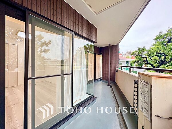 ここからは空が遠くまで見える。紺碧、曇天、茜色。心もともに映り変わる。東京にもあったんだ。こんな景色が・・・。