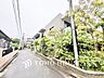 外観：閑静な住宅街に位置する、プライベート感あふれるロケーション。車の通りも少なく、小さなお子様がいるご家庭や、都会の利便性を享受しつつ静かに暮らしたい方に最適なロケーションです。