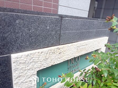 【toilet】トイレットペーパーの使用回数を減らせることです。 シャワートイレを使用すれば、洗浄して汚れを落とすことができるため、トイレットペーパーの使用を最小限にとどめることができます。