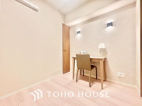 ※生成AIによるイメージです。家具・小物は販売価格に含まれません。【PRIVATE ROOM】◆属毛離裏◆子は父を手本とし、母に愛育されて成長する。家族の深い繋がり。いつまでも大切にしたい。