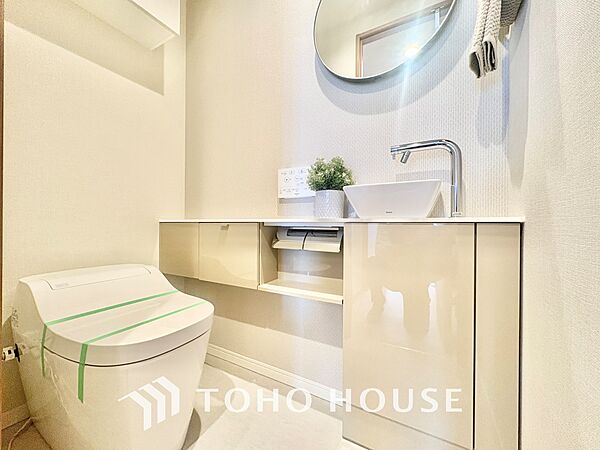 【RESTROOM】ホワイト調のクロスと温もり溢れるモダンカラーの床材が見事に調和した本邸宅は、毎日の生活を少しでも快適に過ごして頂ける様に落ち着いた雰囲気作りから行っています。