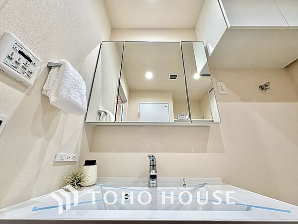 【WASHROOM】◆快適◆煌びやかな暮らしの中にも忘れたくない快適さ。大きな収納が助けてくれます。